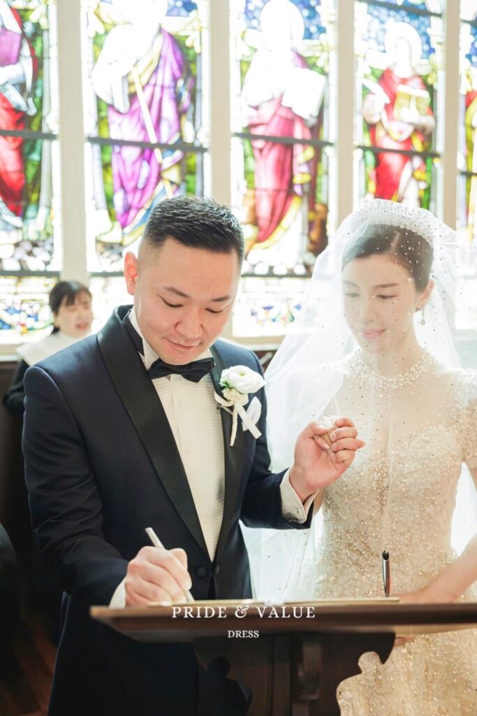 韓国タキシードとドレスの統一コーディネート