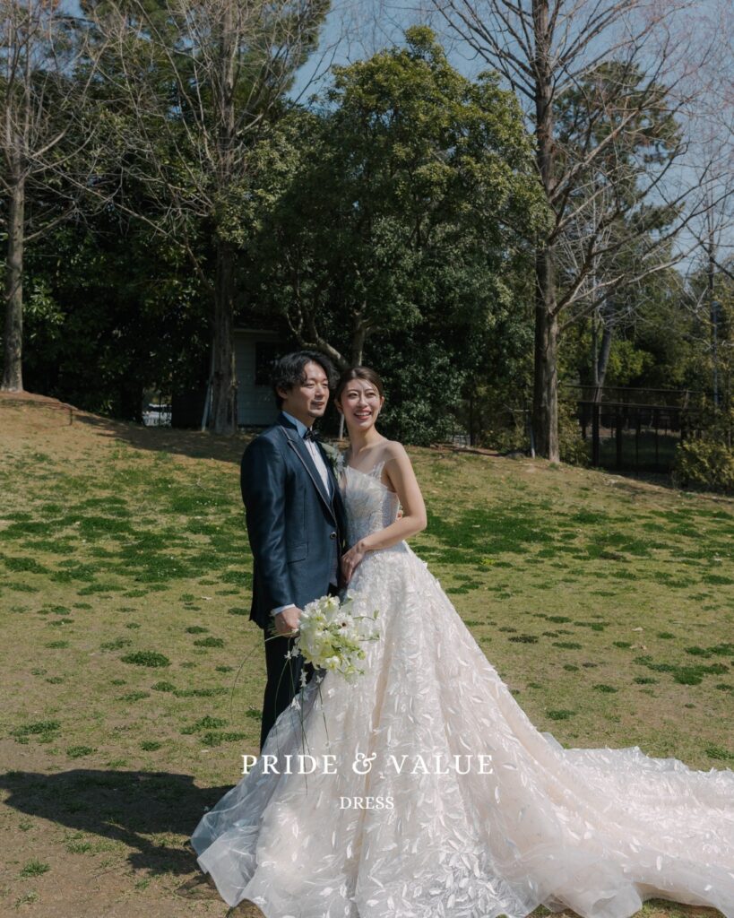 ドレスとタキシードが映える結婚式当日の一枚