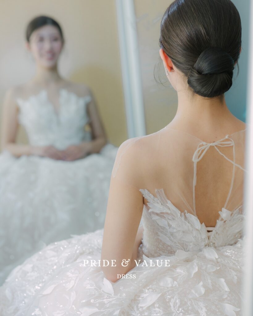 写真映えする韓国ドレスを試着するプレ花嫁様