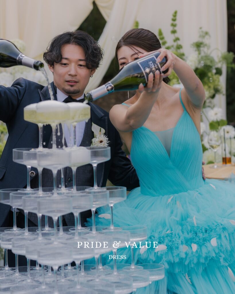 青空と緑に映える韓国ウェディングドレスコーディネート