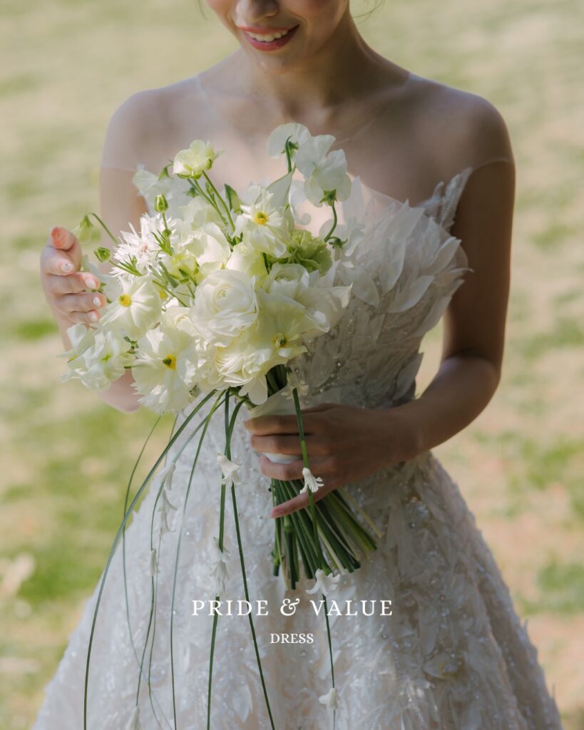 自然光に包まれる韓国ドレス姿の花嫁様
