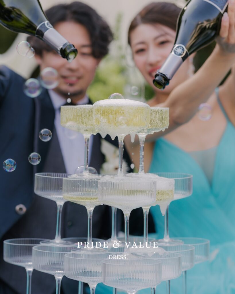 ガーデン挙式でゲストに祝福される新郎新婦様
