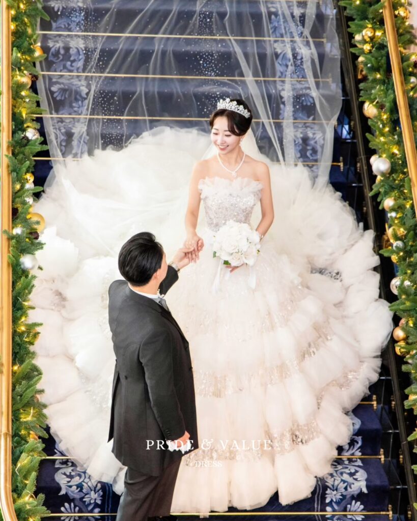 韓国ドレスを着用した花嫁のチャペルウェディング