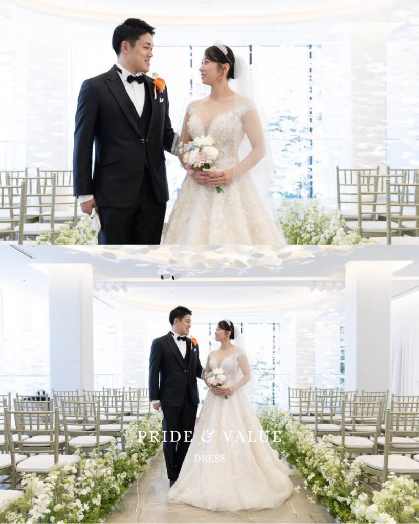 挙式中の新郎新婦の自然な笑顔