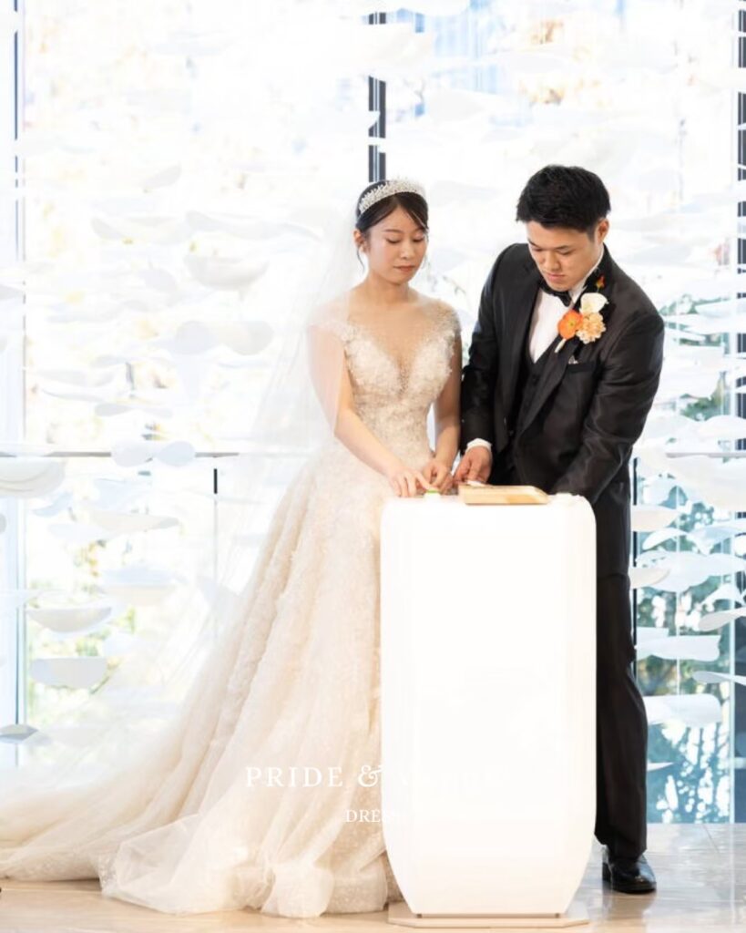 挙式中に手を取り合う新郎新婦