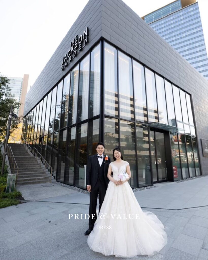 結婚式で幸せそうに微笑む新郎新婦