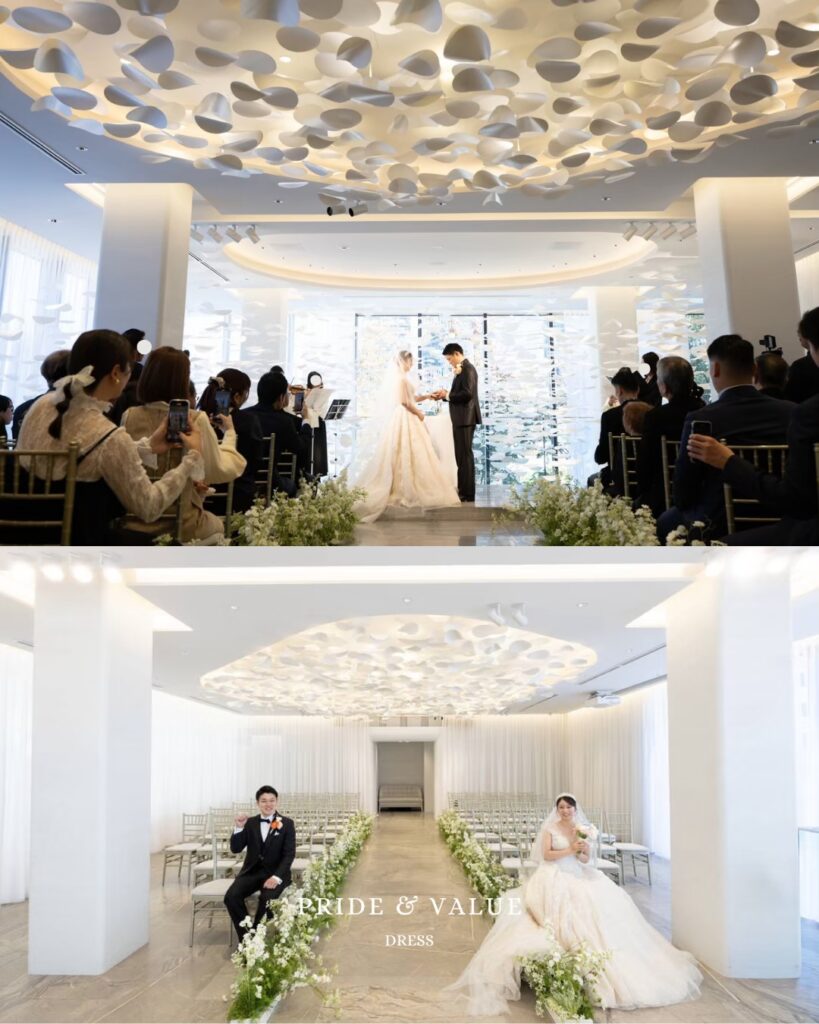 結婚式でゲストに見守られる新郎新婦
