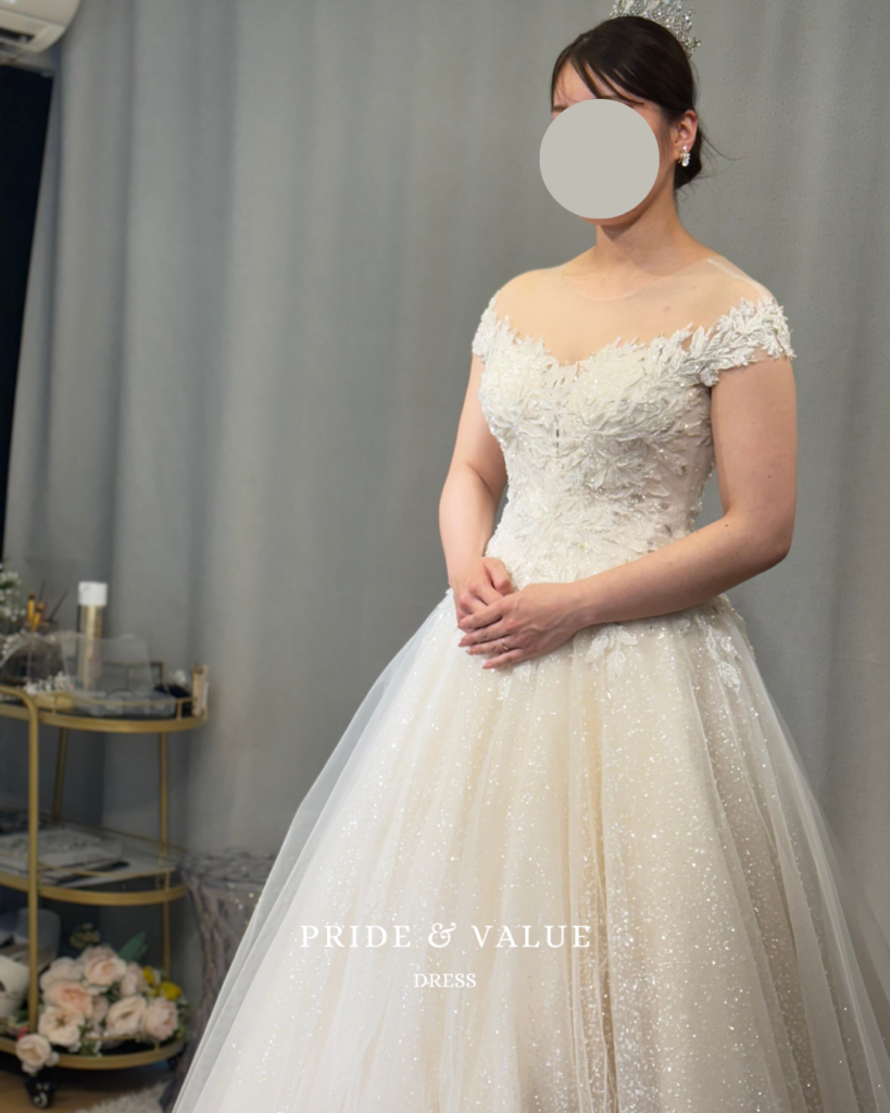 韓国ウェディングドレスRinaを試着する花嫁様