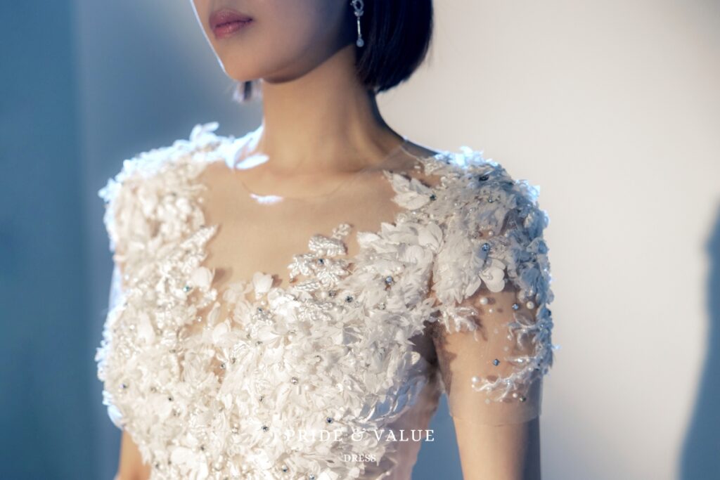 韓国ドレスの立体的な刺繍デザイン