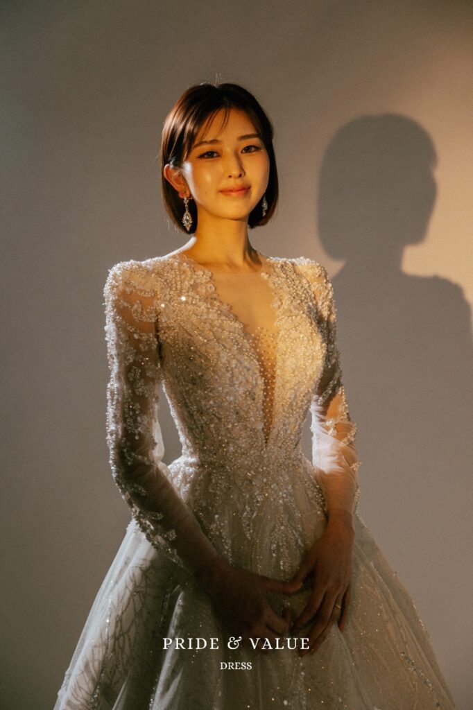 デコルテを美しく見せるMULAの韓国ウェディングドレス